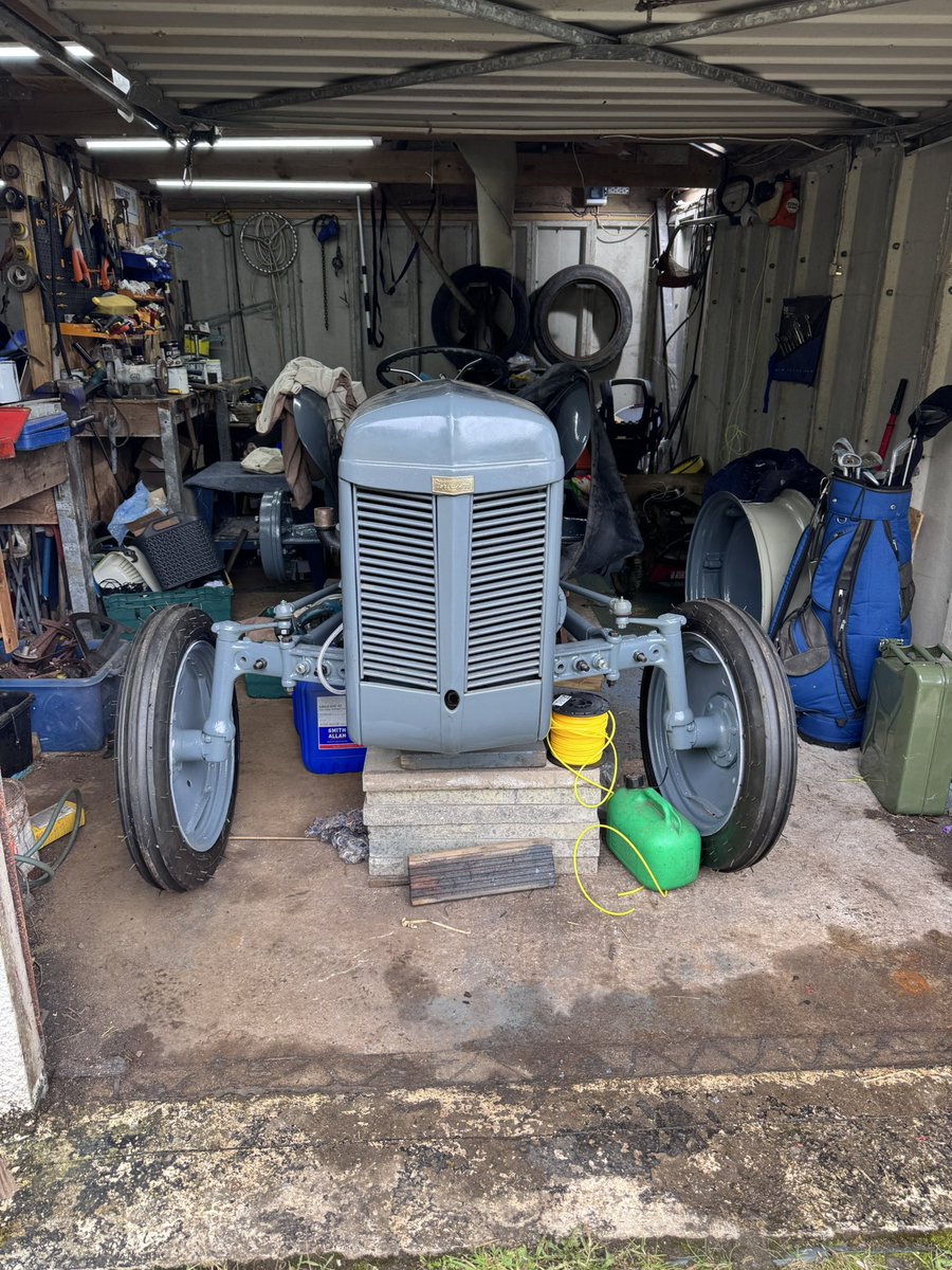 #fergusontefrestoration #SkyeFergie 
Testing out the bonnet!