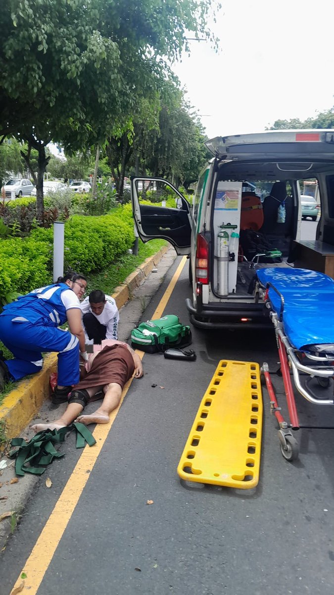 Una mujer de la tercera edad fue atropellada por el conductor de un vehículo tipo panel en la avenida La Revolución, Zona Rosa, San Salvador. Elementos de Cruz Verde Antiguo Cuscatlán trasladaron al hospital a la víctima, quien presentaba múltiples traumas de gravedad 📸 Cortesía
