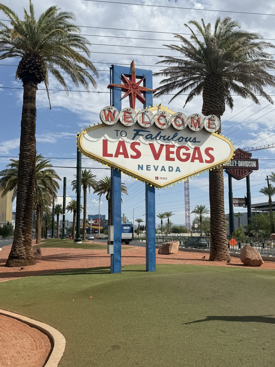 Chara_Kontaxi's tweet photo. #Cisco is in the house!
#WeHaveArrived #ReadyToRoll #CiscoGSX #CiscoSE https://t.co/HcZSrPRDAV