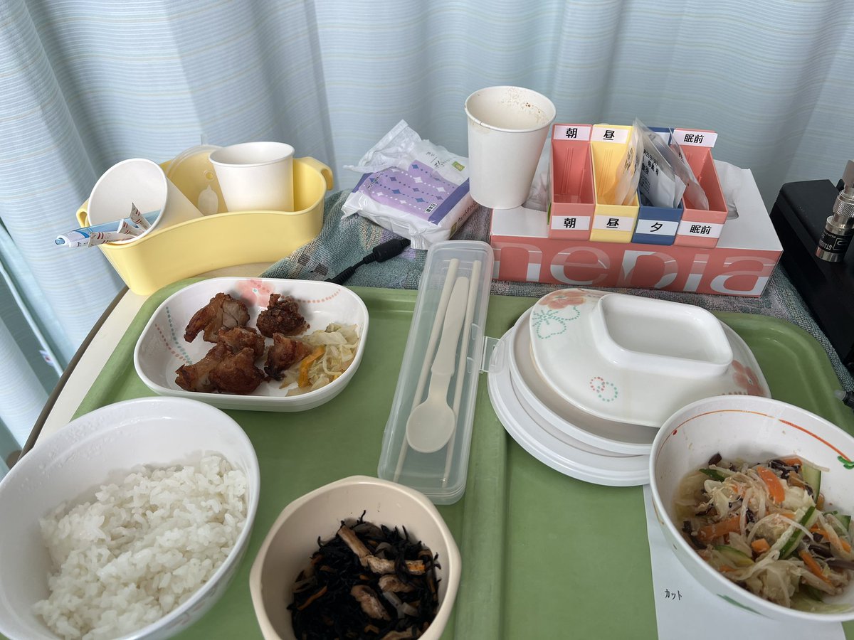 術後1１日目。首の痛みも少し和らいだのか、少しだけ頭を支えなくて大丈夫な時間が増えた。食事も、今までベットで横になりながらしか食べれなかったのが、起き上がって食べれるようになった。歩くのは相変わらず歩行器ですが少しスムーズに。右手は相変わらず動きが悪く心配。今日もリハビリ頑張る。