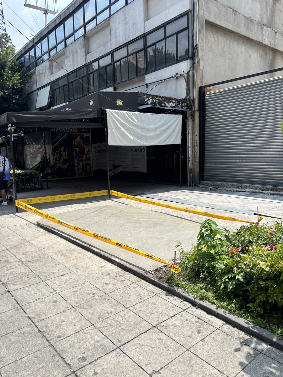 <a href="/AlessandraRdlv/">Alessandra Rojo de la Vega</a> <a href="/FiscaliaCDMX/">Fiscalía CDMX</a> Yo solo vi que terminaron y cercaron para que se secara el cemento. (Continúa secando) y pasaron a retirarse. 
Que procede ahí?
