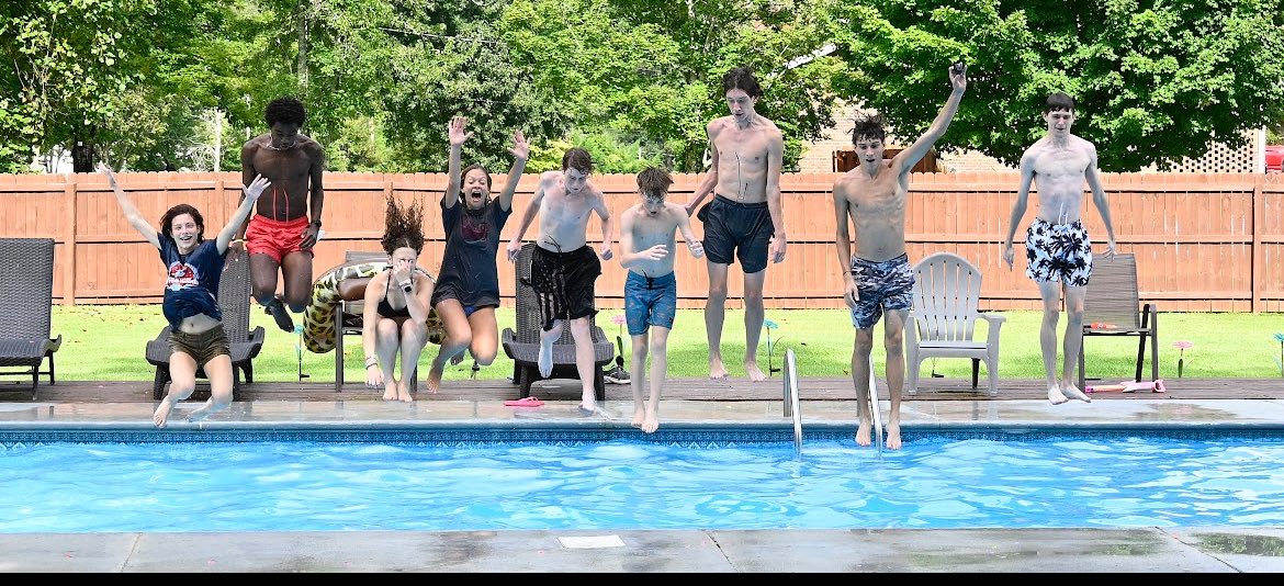 XC Social - Bob Blastow
Our first social was hosted by the Hurst Family and the team had fun swimming, eating, and throwing water balloons! 🎈 

Go CATS! 🐾