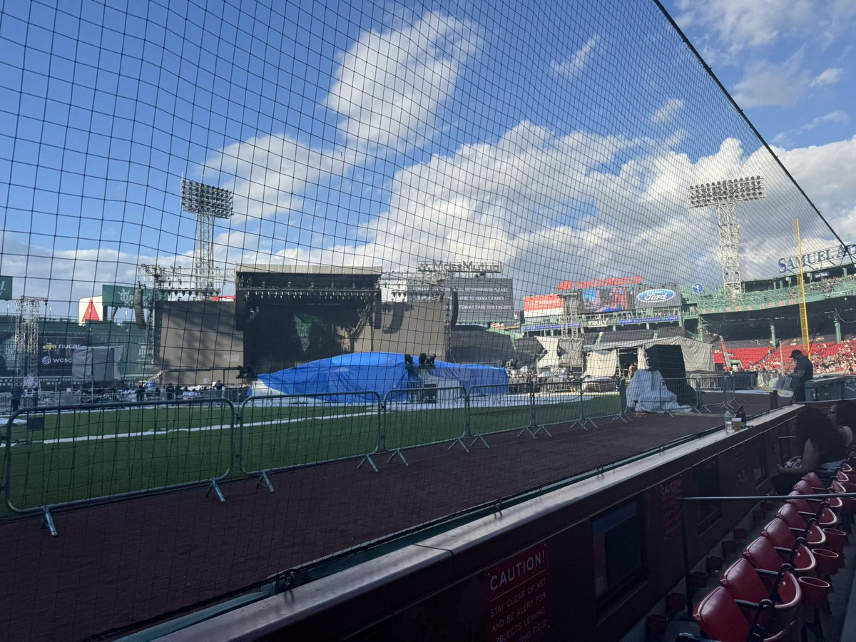 Chris Brown, Summer Waller, and Bryson Tiller! Let’s go! #BreezyBowlXX