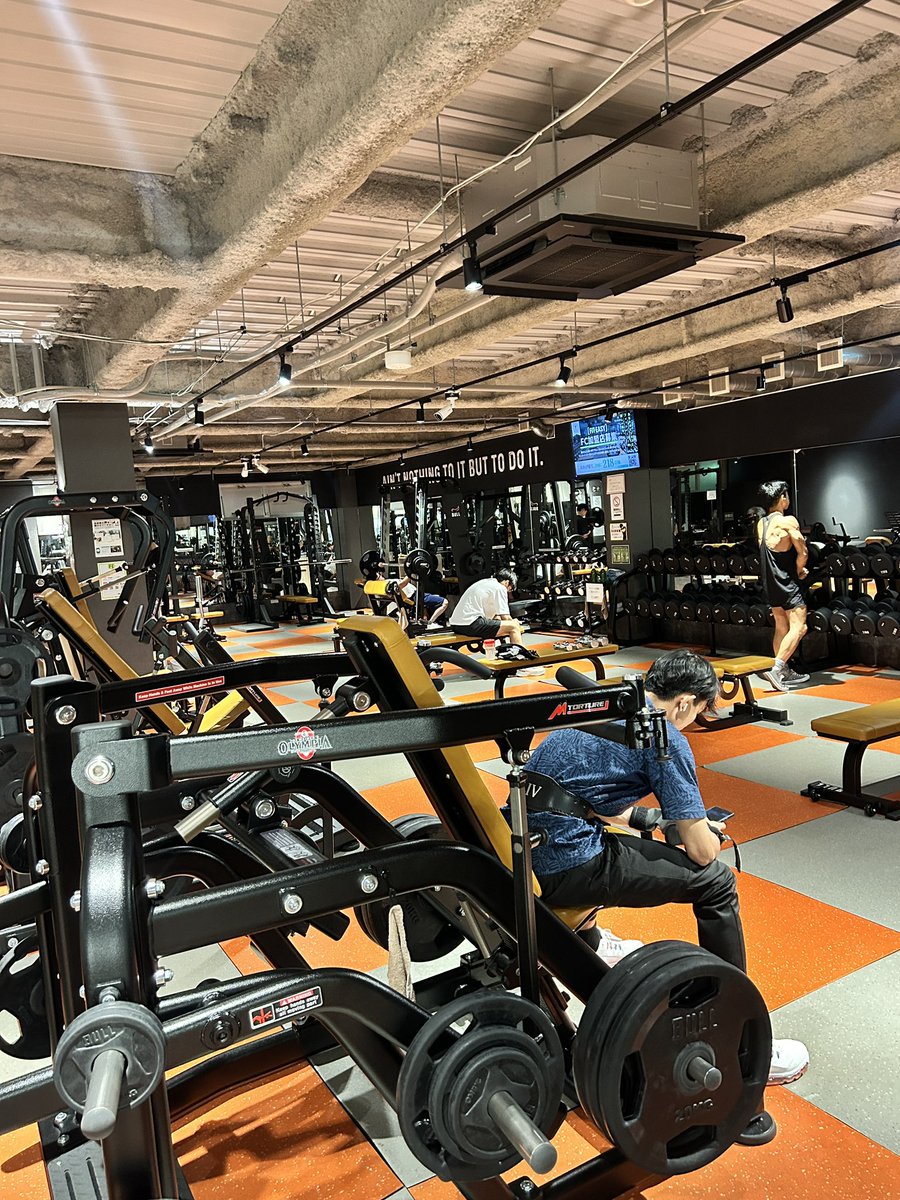 represent_y's tweet image. 昨夜、人生初のベンチ100kgクリア。
なんか、地味にじわじわと嬉しさがやってくる感じ。
やったーー！！
ってのとは違う「ほんとに100kg上がったんだなぁ」(にやにや)って感じです。
うへへへへへへへ。
#筋トレ #ベンチプレス #筋トレおじさん