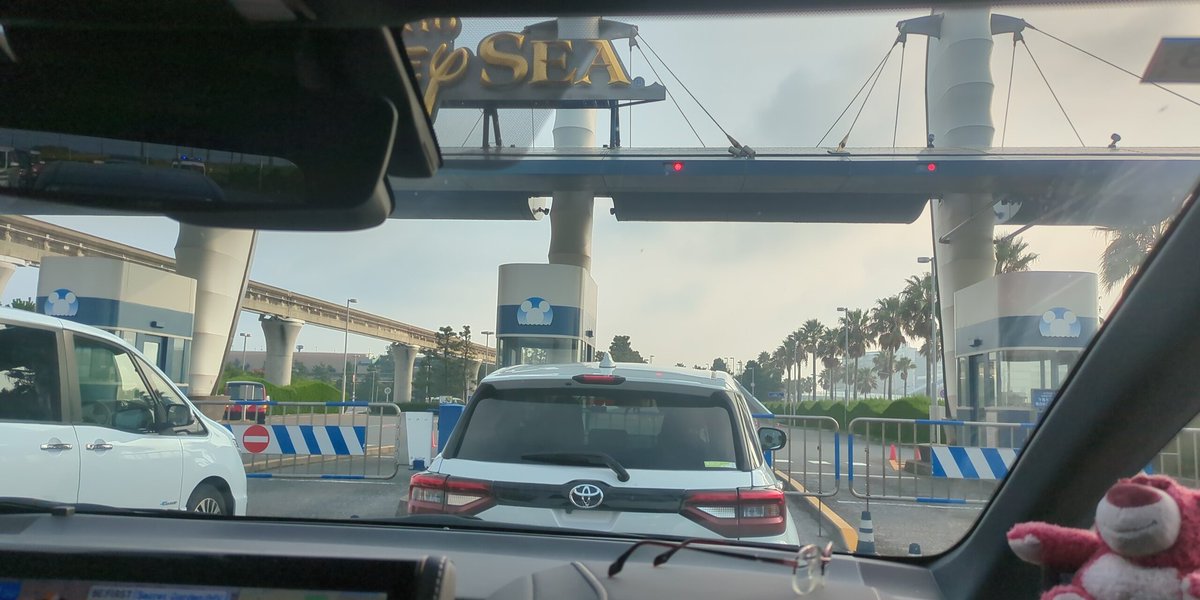 シーの駐車場料金所のオープンを待ってます
７時オープン予定です

この運用になってることを知らない人もまだまだ多いですね
待機の時間を使って洗顔、トイレも済ませました