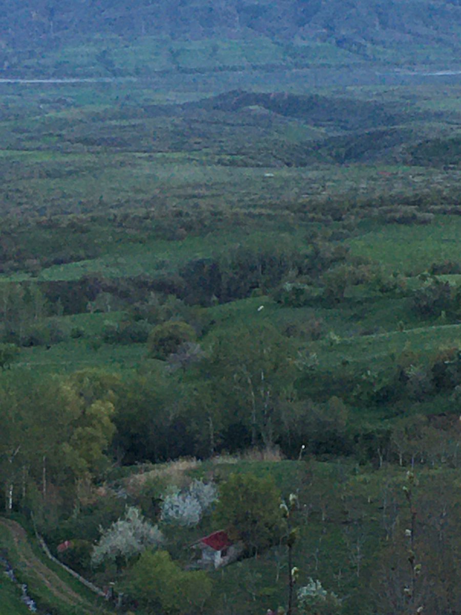 Sessiz bir köşe, bir kuytu arar yüreğin usulca.
Kalabalık kaçar, 
dünya silinir bir başka evren uyanır içinde…
Kendi göğün de, 
kendi rüzgarın da, 
Kendi derinliğin de kaybolur gidersin…
Elinde bir fener.!
kimsenin bilmediği.! 
O yolları loş mağarada , 
Kimsenin bilmediği bir