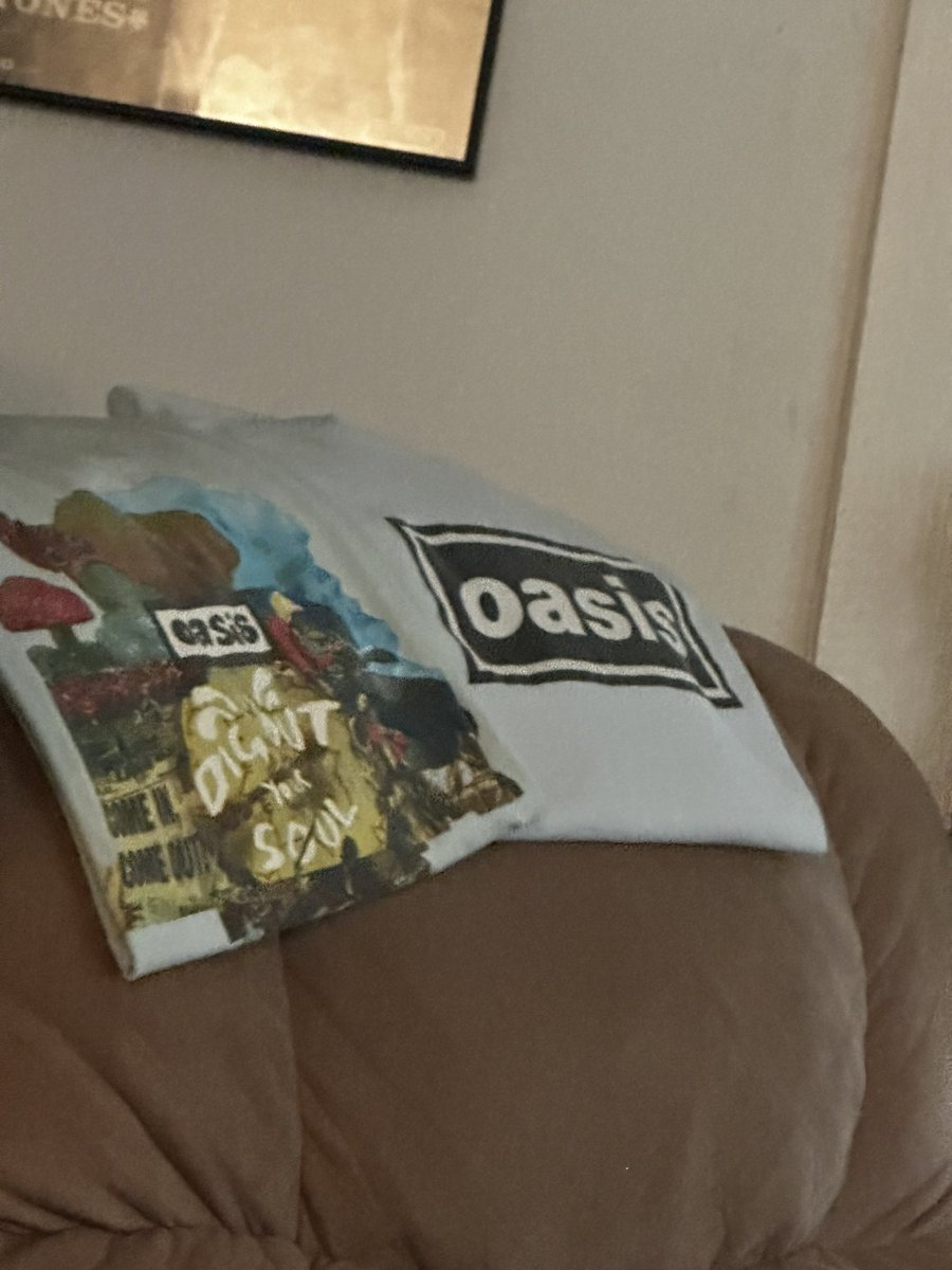 Oasis Chicago week by way of 
Atlanta Georgia! 🍑 
Attempting to decide on the concert night shirt 
94 DM Brighton? 95 WTsMG? 2000 SOTSOG? DM album shirt? 2008 DOYS?