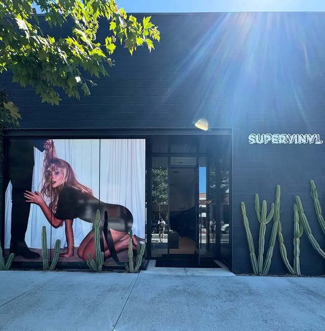 scarpenterbr's tweet photo. “Man’s Best Friend” sendo promovida em uma loja de vinil em Los Angeles! https://t.co/mL7buZy91q