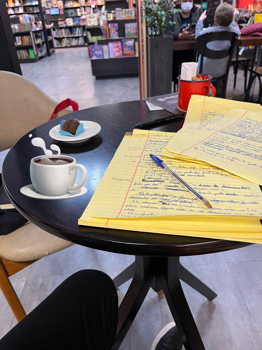 me senti muito escritor escrevinhando bobiças e tomando café na blulivro (esqueci de tirar a foto antes de beber o café, logo o emoji)