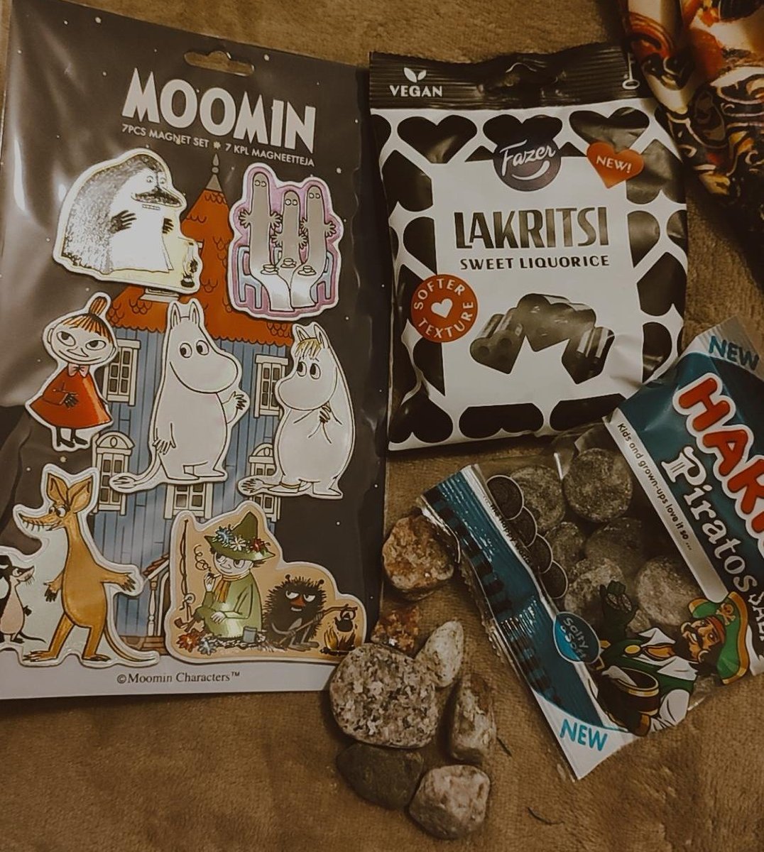 скарби привезені після половини дня в Гельсінки: лакриця, мумі-тролі та морське каміння.
🙂‍↕️💅🏻
