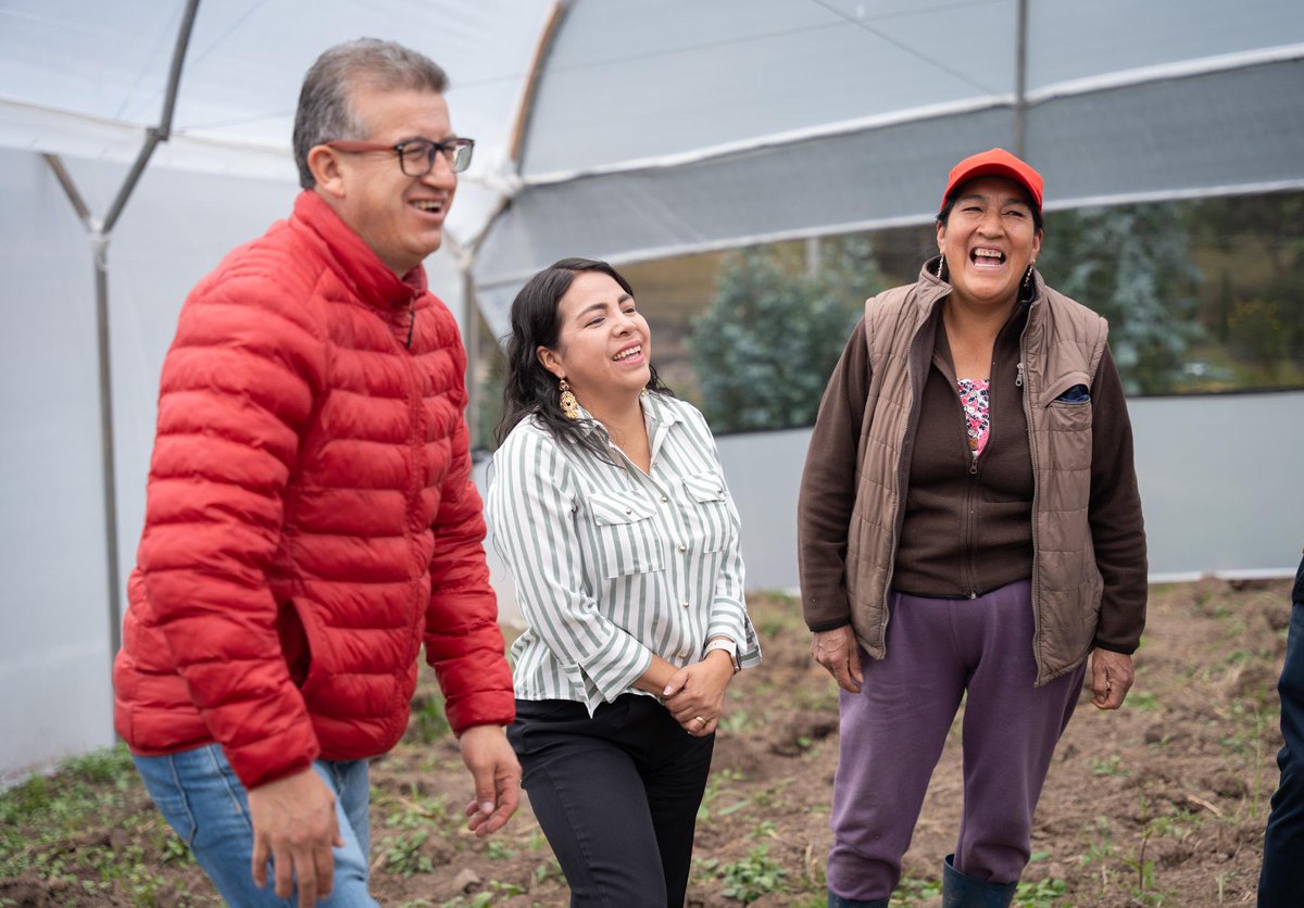 MarisolPenaloz2's tweet image. Hoy en #SantaAna destacamos a la #mujer rural que #progresa ❤️🤲🏻💛

✅ Los invernaderos de producción agrícola están en marcha

Brindando la oportunidad de producir, emprender y convertir su esfuerzo en oportunidades reales de crecimiento 📈