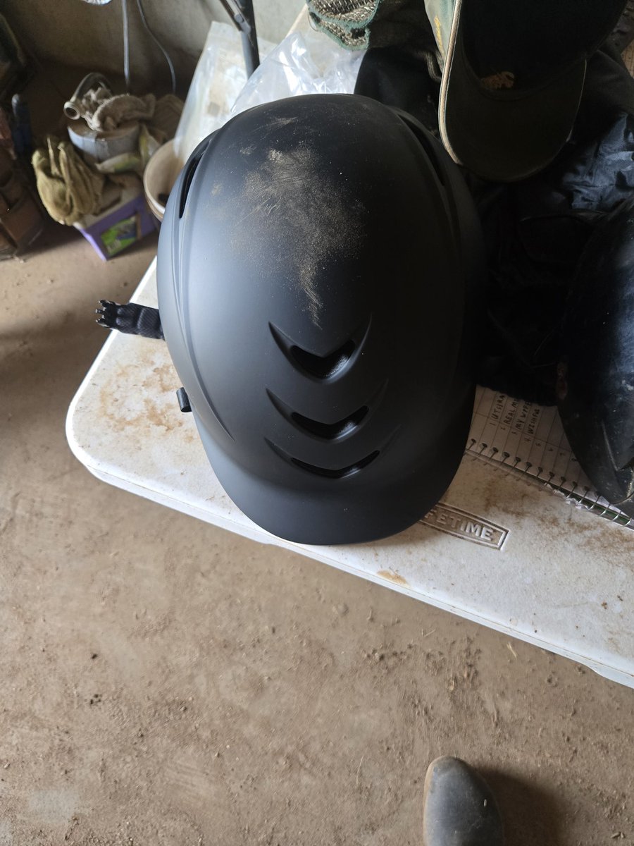 CoreyHatcher15's tweet image. The first and clean one is my new helmet and the other two pictures is my old helmet. @Alissa_Velv  and @farmhussie. You two know why I needed another helmet. See the big crack in my old one.