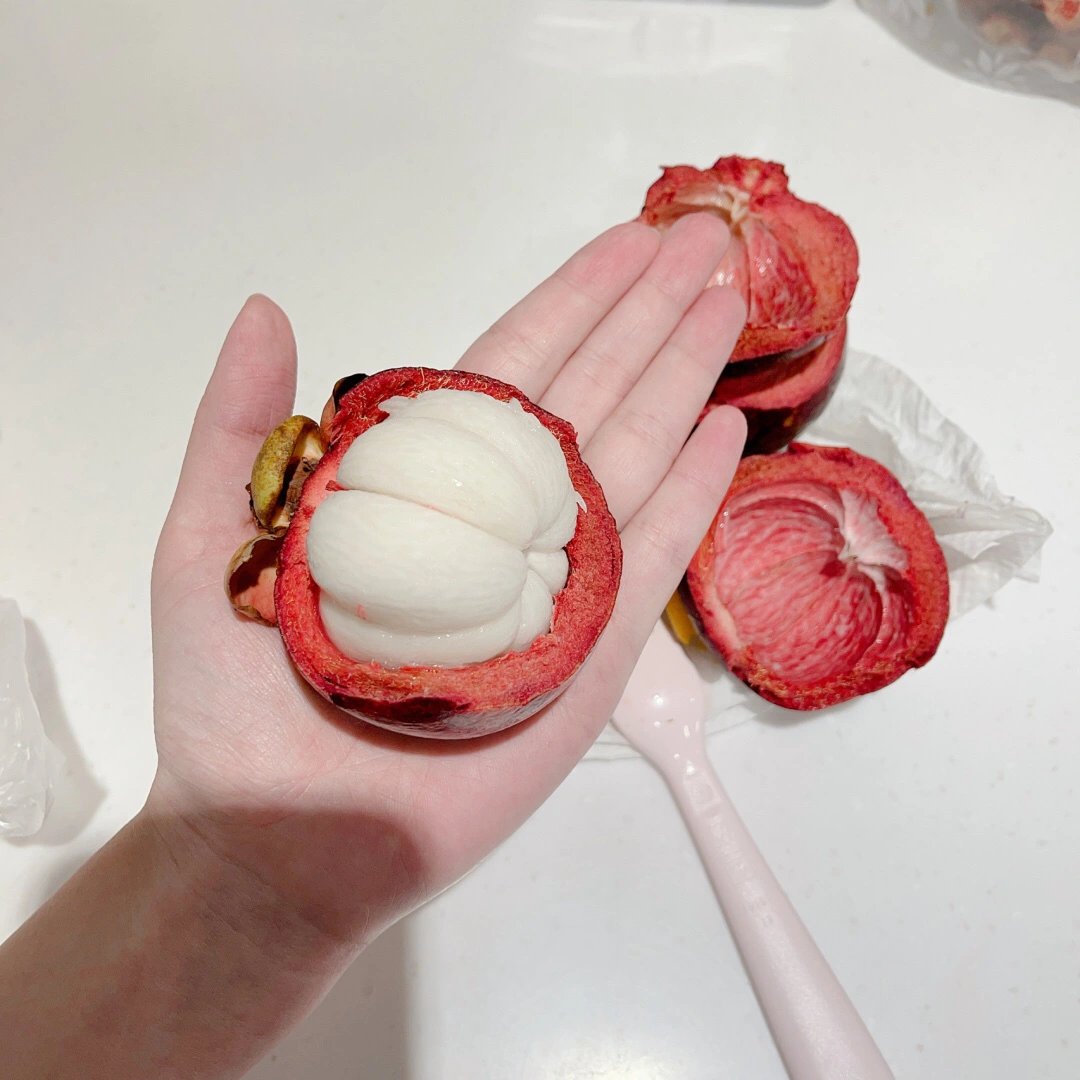 これはニンニクではありませんよ。手のひらほどの大きさのマンゴスチンです。あなたは好きですか？😋