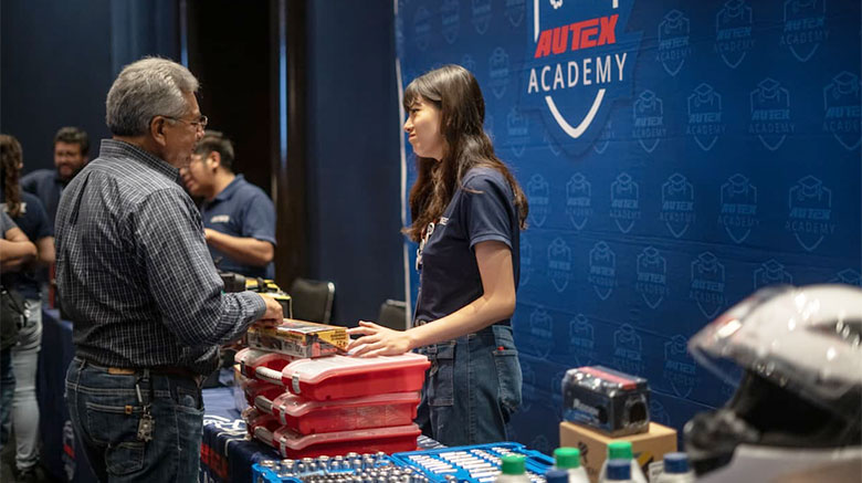 AUTEX Academy de APYMSA capacita a más de 400 técnicos mecánicos en Puebla... transporteinformativo.com.mx/autex-academy-…
#Autex <a href="/RefAPYMSA/">Refaccionaria APYMSA</a> #capacitacion #mecanicos #tecnicos #TransporteInfo