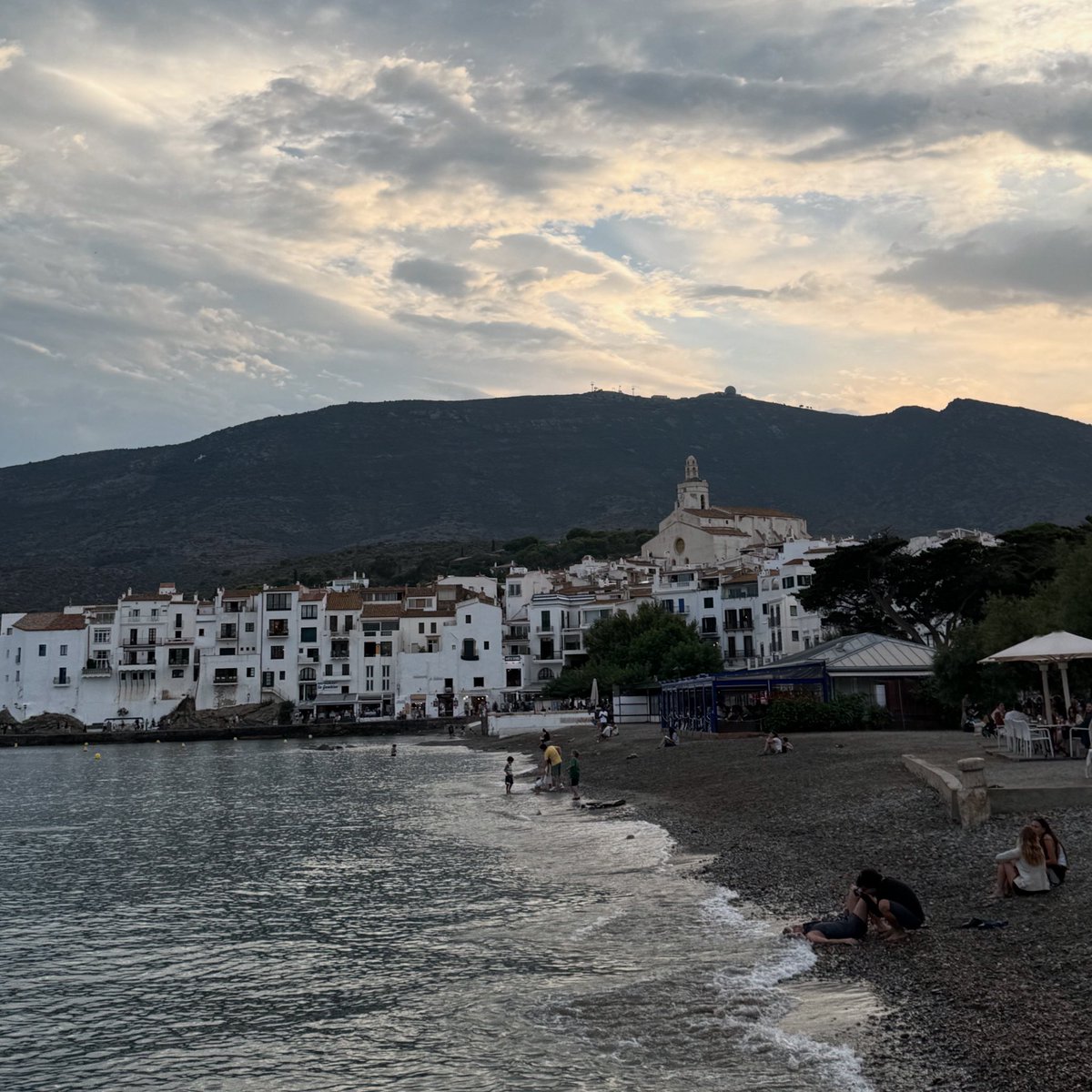 Cadaqués, bell Cadaqués,
de la dolça anomenada,
si no saps, amor, el què és,
vine a fer-hi una passada.