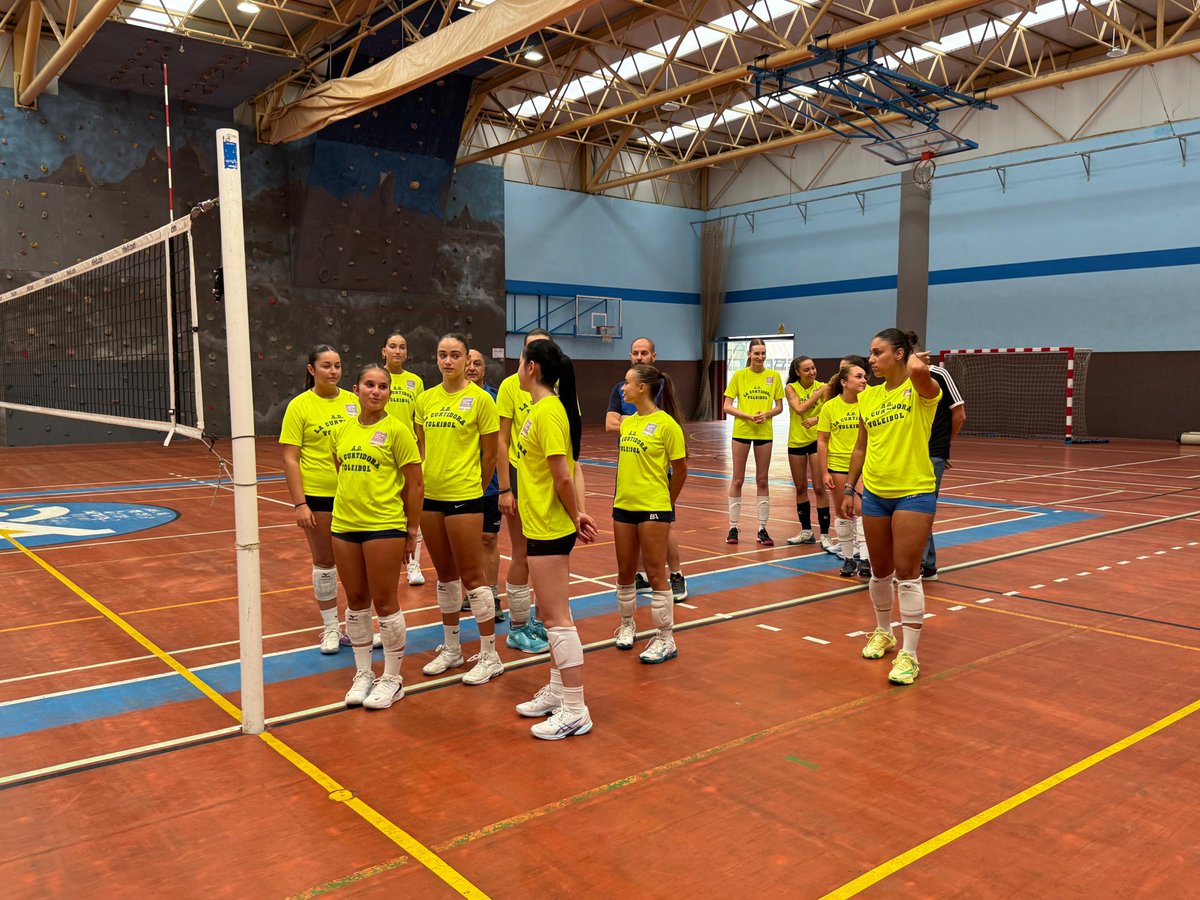 A.D. LA CURTIDORA (@voleycurtidora) on Twitter photo Este lunes se ha puesto en marcha el equipo de Primera Nacional Femenina <a href="/voleycurtidora/">A.D. LA CURTIDORA</a> <a href="/DeportesUniovi/">Servicio de deportes</a>
Comienza la pretemporada con la nueva plantilla de 16 jugadoras (media de edad de 19 años y 5 meses).
#somosvoleibol #vamoscurti <a href="/FundaviAviles1/">Fundación Deporte Avilés</a> <a href="/fvbpa/">Federación de Voleibol del Principado de Asturias</a> <a href="/AytoAviles/">AytoAvilés</a> Este lunes se ha puesto en marcha el equipo de Primera Nacional Femenina <a href="/voleycurtidora/">A.D. LA CURTIDORA</a> <a href="/DeportesUniovi/">Servicio de deportes</a>
Comienza la pretemporada con la nueva plantilla de 16 jugadoras (media de edad de 19 años y 5 meses).
#somosvoleibol #vamoscurti <a href="/FundaviAviles1/">Fundación Deporte Avilés</a> <a href="/fvbpa/">Federación de Voleibol del Principado de Asturias</a> <a href="/AytoAviles/">AytoAvilés</a>