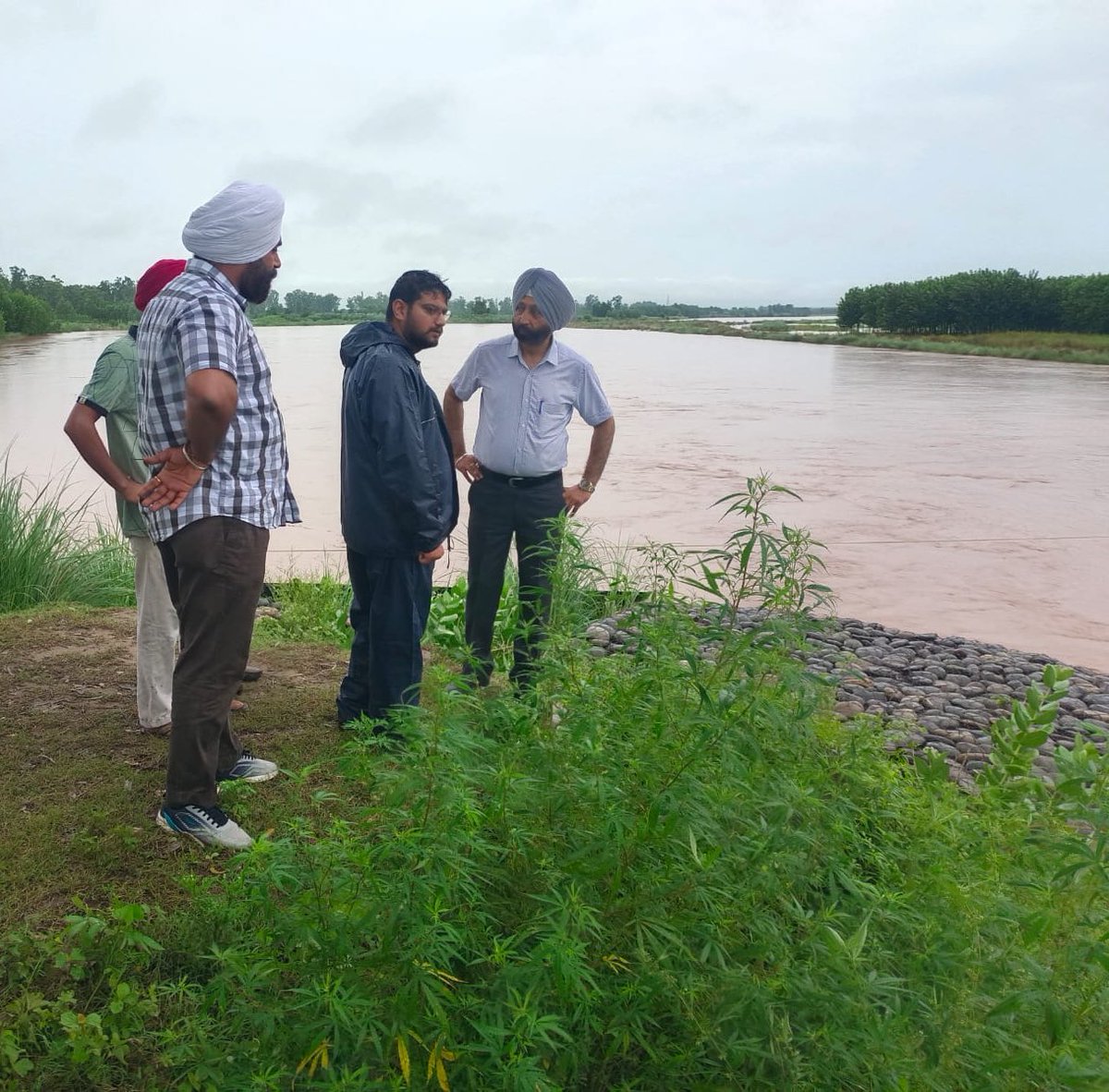 Deputy Commissioner Amritsar (@dc_amritsar) on Twitter photo Amid heavy rains, Administration is working round-the-clock to ensure public safety. Teams are continuously present in the field & Night duties have been assigned. Dry fodder arrangements are in place, and all departments have been directed to ensure smooth response
<a href="/PbGovtIndia/">Government of Punjab</a> Amid heavy rains, Administration is working round-the-clock to ensure public safety. Teams are continuously present in the field & Night duties have been assigned. Dry fodder arrangements are in place, and all departments have been directed to ensure smooth response
<a href="/PbGovtIndia/">Government of Punjab</a>