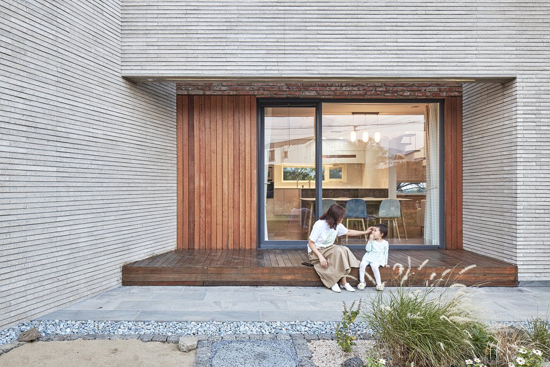 This design organizes three generations under one roof with divided private volumes, sliding partitions and central gathering areas linked to a south-facing yard.

📍Jeju-si, South Korea
Project by: UTAA
Details: arc.ht/4mWyWPZ