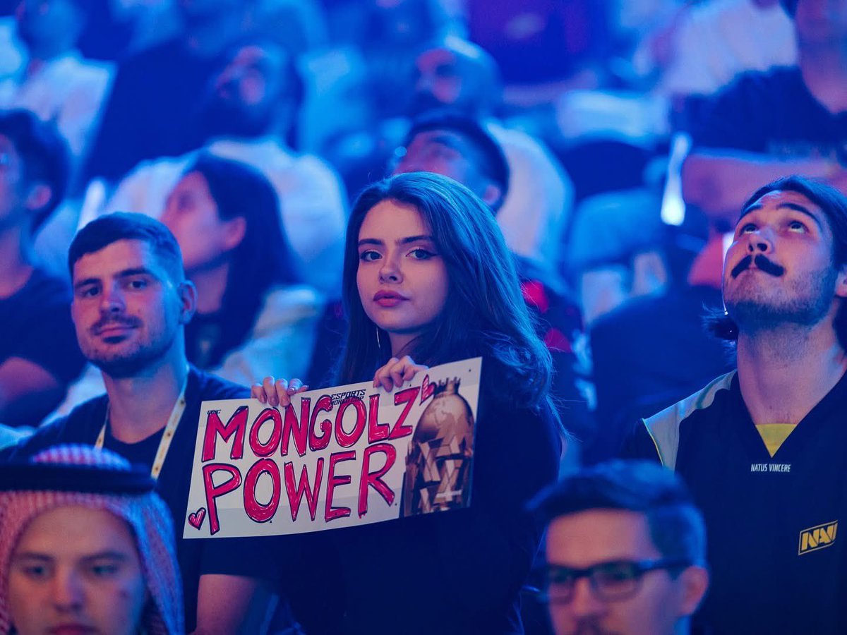 Манайхан багаа дэмжиж байгаад гэнэт хөгжөөн дэмжигчийг нь дэмжээд эхэлсэн штэ :))))