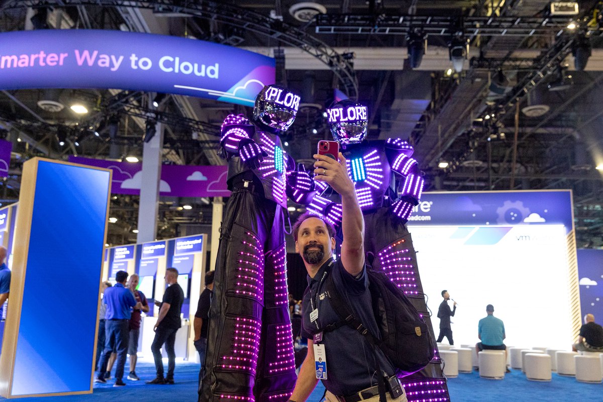 VMwareExplore's tweet image. Smiles, swag, and great conversations! 😃✨ Here are some highlights from the first night of #VMwareExplore 2025 in Las Vegas.
