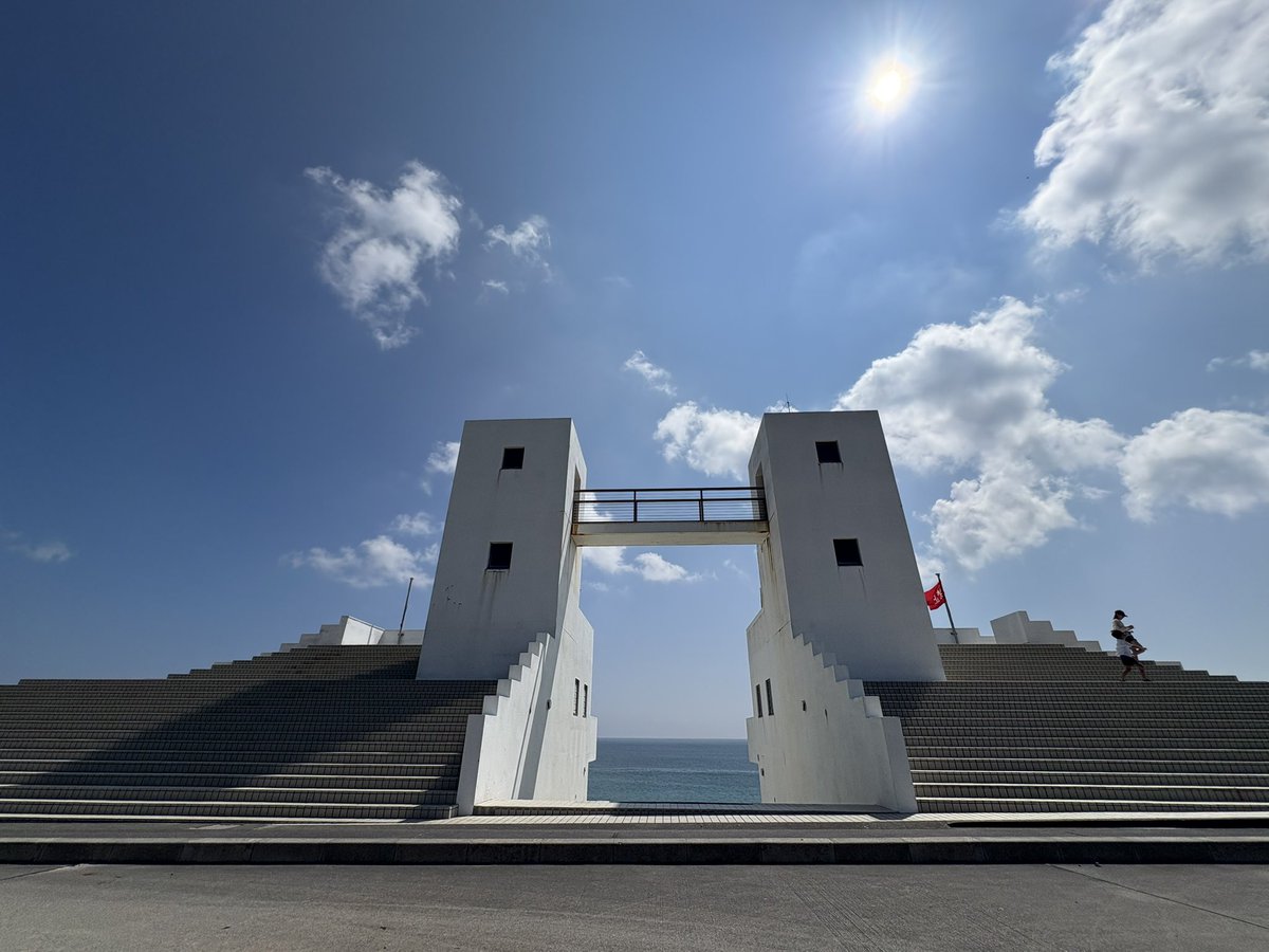 というやけで東京都・新島に来ています
海がきれいすぎる!!