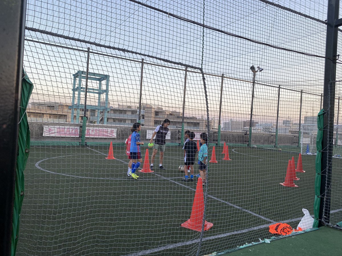 今日は茅ヶ崎にてVIRDSサッカースクール。
ポスト忘れがちだけど指導現場立っています。もし良かったらInstagramメインでやっていますのでこちらふぉろーみー。

サッカー系アカウントはこちら

instagram.com/lyu_soccer_coa…