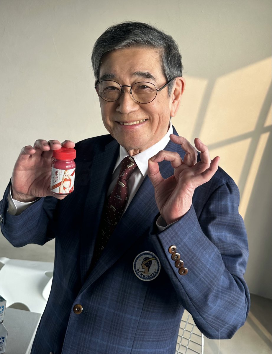 大の模型好き、そして日本を代表する俳優である石坂浩二さんに、東雲うみちゃんプロデュースカラーの #東雲レッド をお渡ししてきましたよ〜❤️✨

石坂さん「こういう赤はあんまりなかったんじゃない？良い色ですね！」とお墨付きをいただきましたよっ🥰👌

<a href="/sinonome_umi/">東雲うみ🤖</a> #モデルカステン