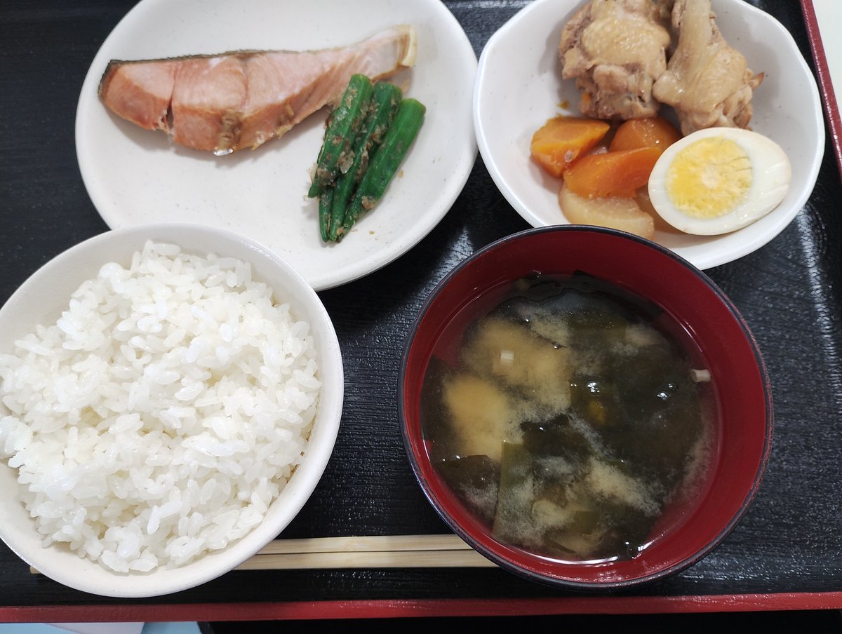 皆さんこんにちは。寝不足のKさんです。
 今日のメニューは 
・ご飯 
・味噌汁 
・鮭の塩焼き 
・オクラのおひたし 
・手羽元と大根の煮物  

大変おいしゅうございました。 
 鮭(サケ)の塩焼のお供にはやはり酒(サケ)ですね
 ↑駄洒落なんですう～😭