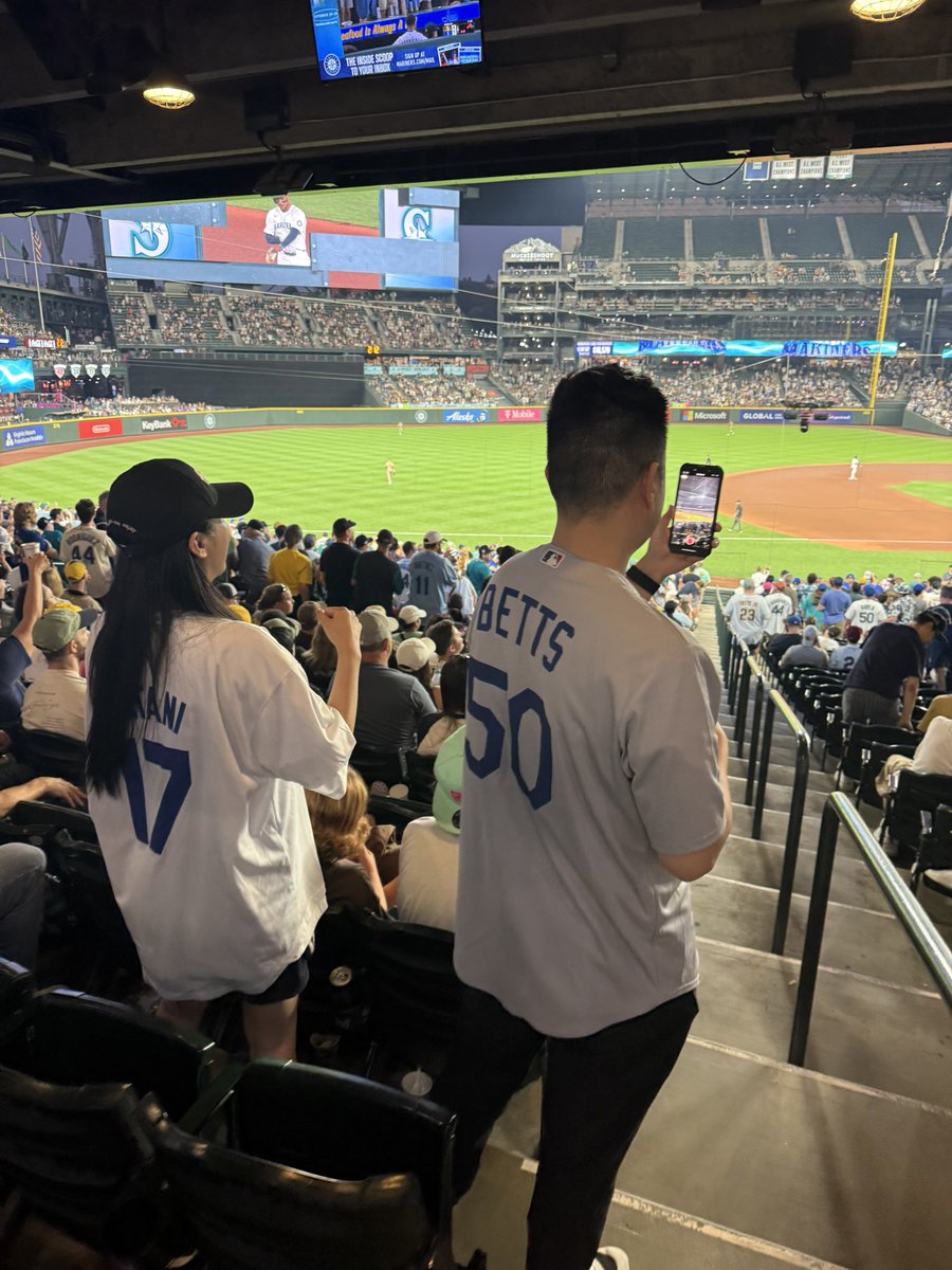 NickLee51's tweet photo. 2 Dodgers fans jumping and screaming as the Mariners took the 7-4 lead over the Padres. 

dodgers fans.
In Seattle. 

Padres vs Mariners. 
Sure, not a rivalry 😂 https://t.co/MOY9iky8xM