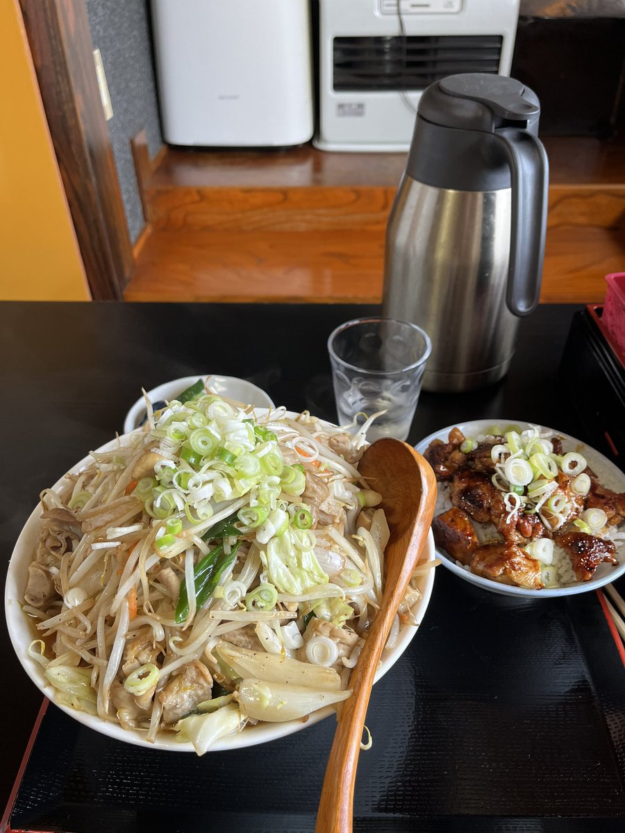 yoppun007's tweet photo. 寒河江市  やきとりこいこい
もつラーメン、焼き鳥丼

噂には聞いていたけど、これほどとは…
写真の数倍すげーっす、これで普通盛り💦

もつの臭みもなくて、プリプリ🍑
量が多いと思ったけど、美味しく完食😋

リピだな、これ！

もつラーメン850円はコスパ良すぎだろ… https://t.co/Iv35rX8Kgi