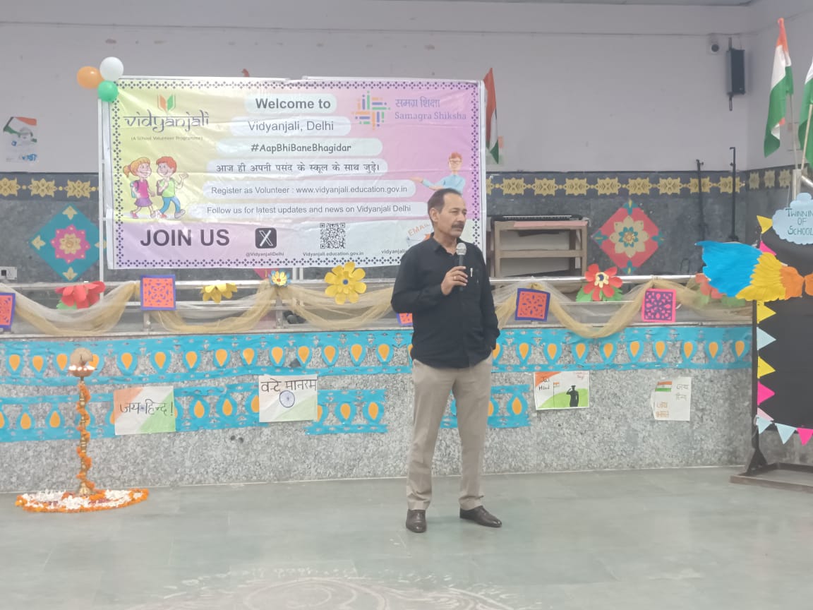 vidyanjalimb's tweet image. #Gratitude #JoinVidyanjali
 #volunteer - Ms Jyoti Kalra (DURCC -South) donated bags to students of Govt. Co-Ed School Sec-3 R.K Puram 1719103
under the #VidyanjaliUtsavDelhi celebration.