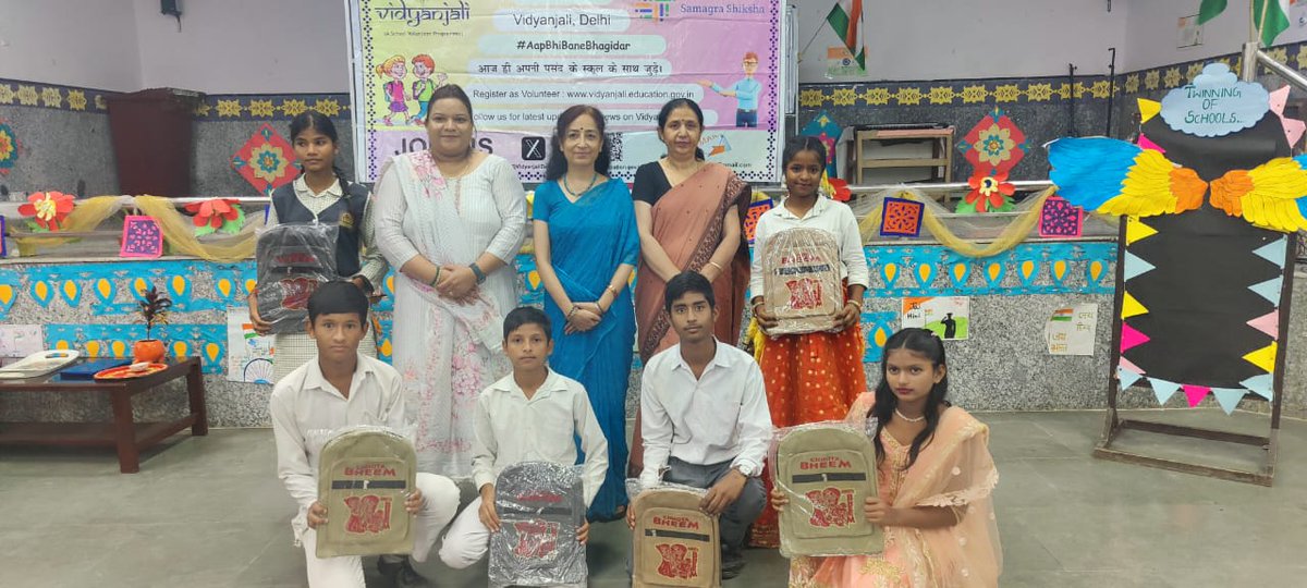 vidyanjalimb's tweet image. #Gratitude #JoinVidyanjali
 #volunteer - Ms Jyoti Kalra (DURCC -South) donated bags to students of Govt. Co-Ed School Sec-3 R.K Puram 1719103
under the #VidyanjaliUtsavDelhi celebration.