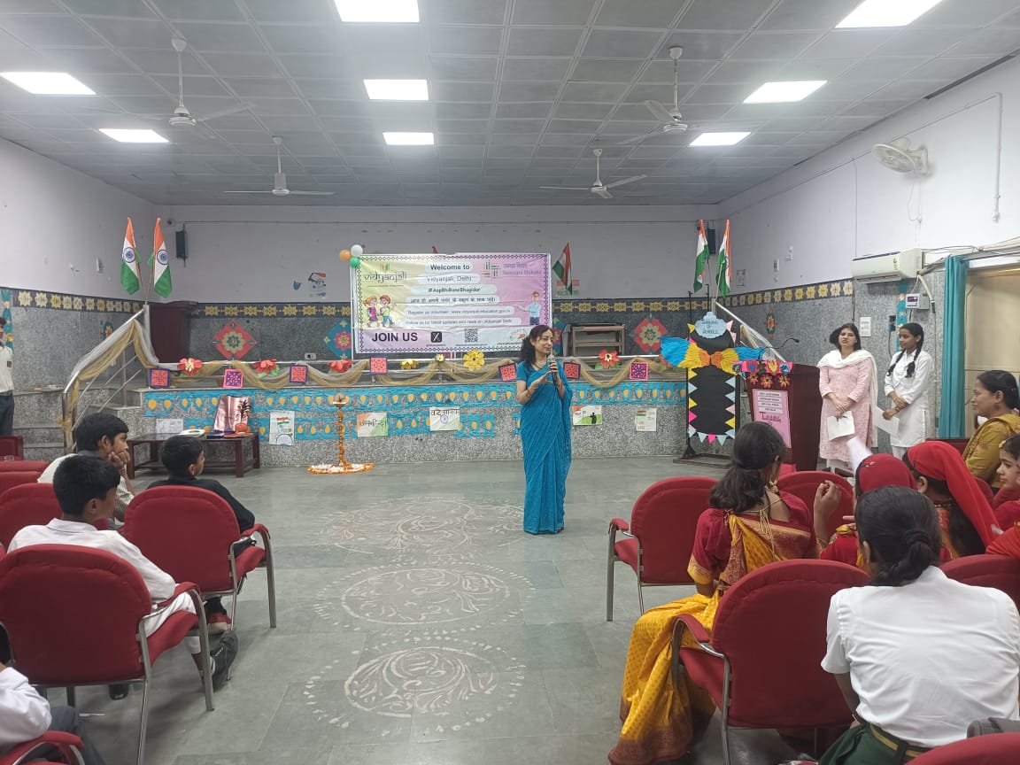 vidyanjalimb's tweet image. #Gratitude #JoinVidyanjali
 #volunteer - Ms Jyoti Kalra (DURCC -South) donated bags to students of Govt. Co-Ed School Sec-3 R.K Puram 1719103
under the #VidyanjaliUtsavDelhi celebration.