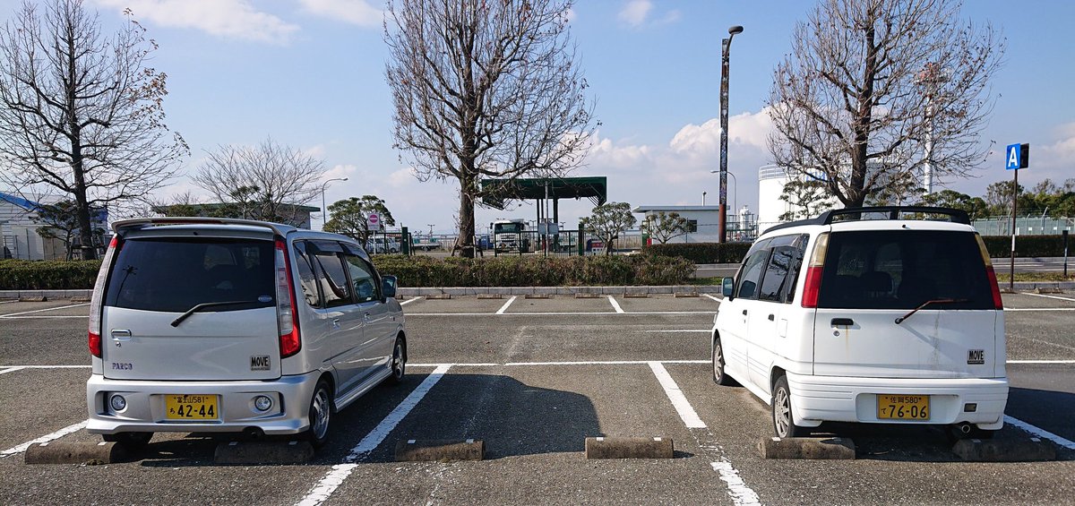 #ダイハツムーヴ生誕30周年記念日 
愛車L900Sで全国津々浦々役目を終え草ヒロ化した歴代ムーヴ達のお隣で撮り続けてきました。
次世代にバトンタッチしていく姿は何ともしみじみします…