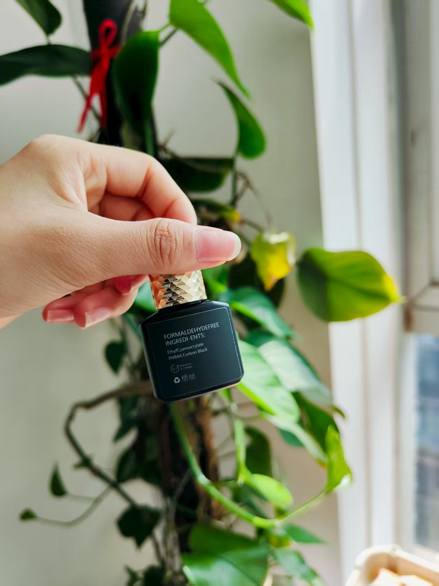 ShirinaLiang992's tweet image. 【English Version】
✨ Invisible Hold, Unstoppable Beauty ✨
Surgical-grade formula withstands 12hrs wear

Hypoallergenic &amp;amp; waterproof for sensitive eyes

Dries clear instantly, zero residue

Trusted by MUA backstage at Fashion Week

#LashGlue #ProMakeup #BeautyTech