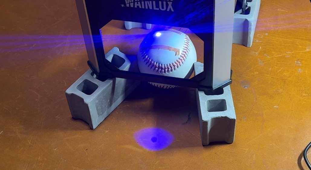 硬式球にレーザー刻印しようとしましたが、なにも反映されず加工できませんでした！
調べてみると、白色の素材にはこのタイプのレーザー加工機ではできないみたいですね😭