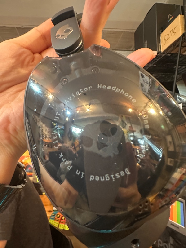 Aviator 900 ANCのボタン新しい😳
ノイキャンON/OFFと外音取り込みがくるくるボタンで切り替えできるんですって！

#Skullcandy