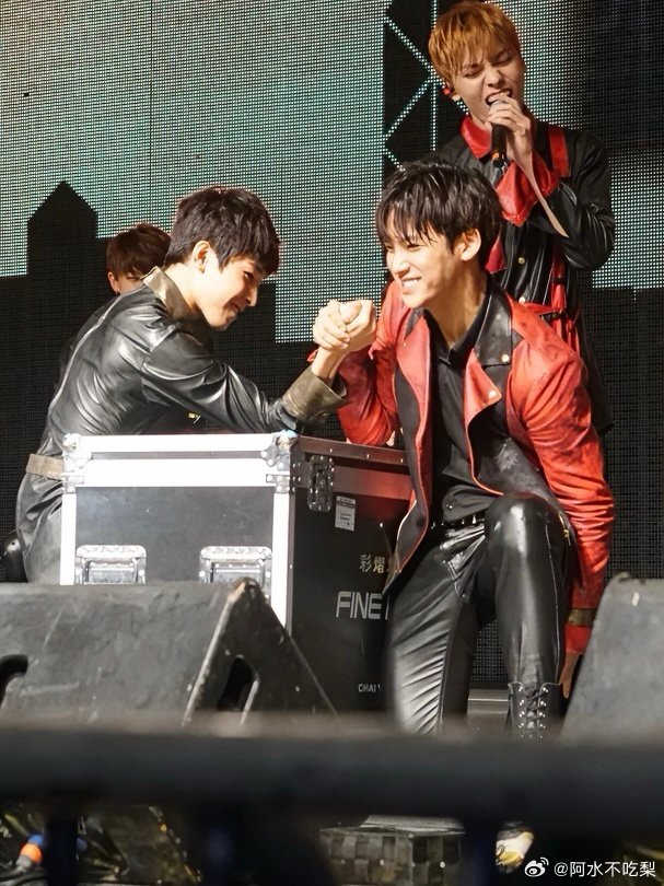 unseen minwon pics doing arm wrestling 😭😭😭