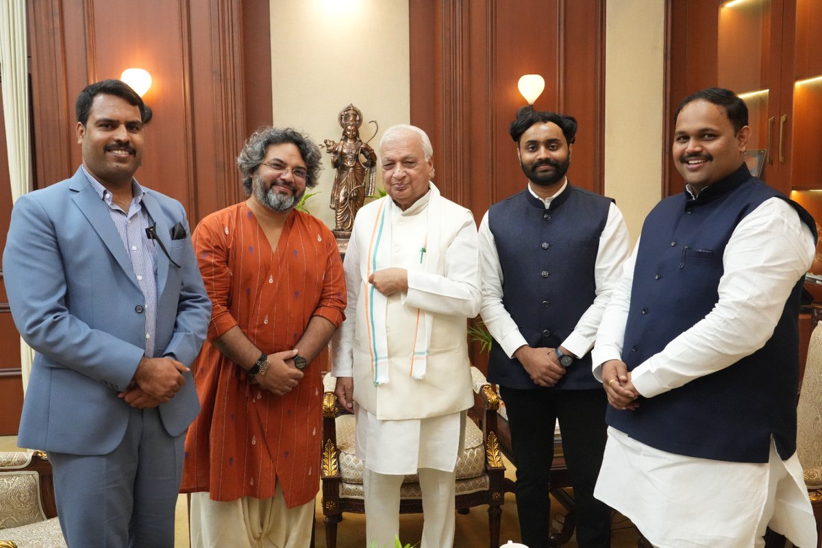 Glad to meet Hon'ble Governor of Bihar Sh Arif Mohammad Khan ji at Raj Bhawan Patna.
#rajbhawan #Patna #Bihar