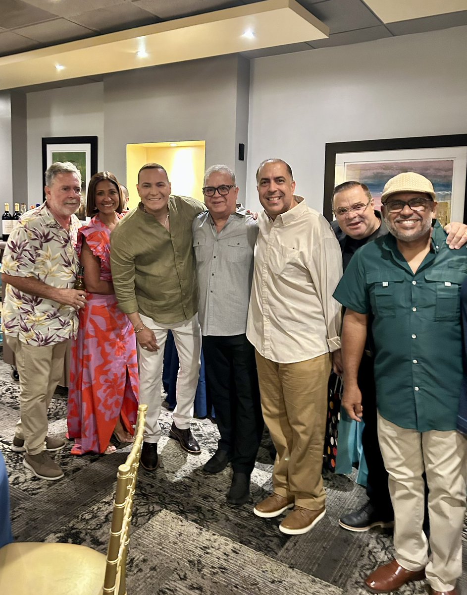 Pasándola chevere en el Cumpleaños 70 de Jerry Rivas.
Luisito Vigoreaux, Frances Franco, Victor Manuelle, Edgard Nevárez, Rolando Alejandro, Alfonso Alemán &amp; Víctor Garcia.