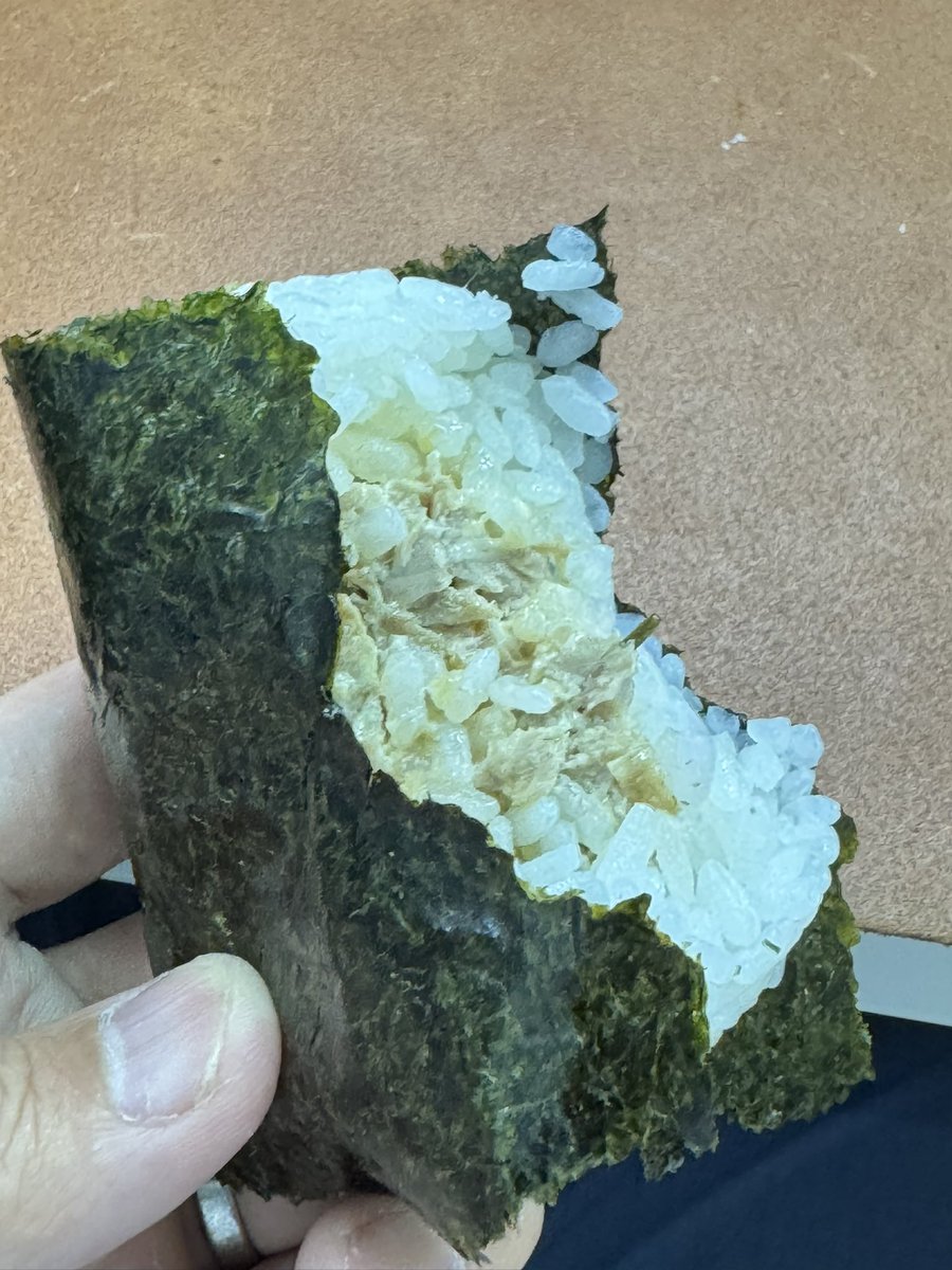 FUNA84's tweet photo. 自作のツナで作ったツナマヨおにぎりが信じられんレベルで美味い。
今までコンビニで買ってたのはなんだったんだ。
と、言うことで最適解はおにぎり！！！ https://t.co/wYLQJxVrl6