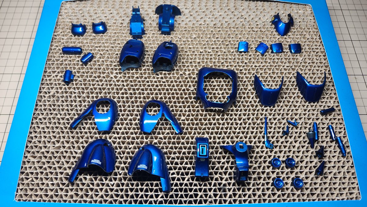 極細コンパウンド、最終コーティング作業終了していよいよ組み上げて行きます✨
#ガンプラ #プラモデル 
#ケンプファー