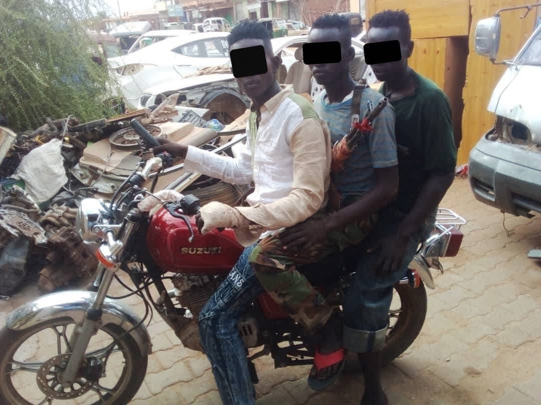 🔴 كتب محمد عكود:

طول ما البلاغات بتتفتح بالمواد 174و   175 لحفظ ماء وجه الاقسام وضباط المكاتب والتقارير السنوية .. بدل 167 و 168 ..
حنفضل في نفس الحته ..
العقوبة الغير رداعة .. في حد ذاتا جريمة في حق المجتمع ..
لايعقل اساوي بين حراامي بتلب وانا نايم ويسررق بيتي .. بحراامي شايل