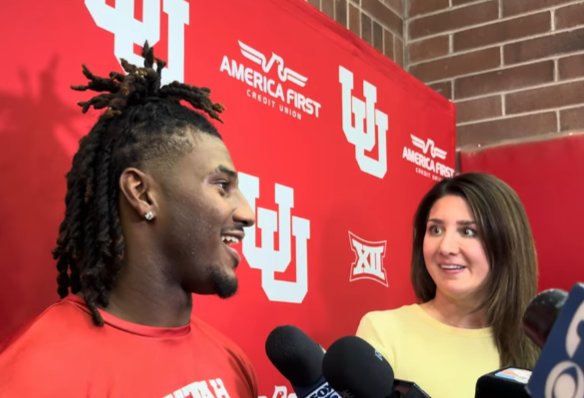 EliteFitMob's tweet image. Find yourself a woman that will look at you the way she is looking at him and you've won at life. #HeIsHim