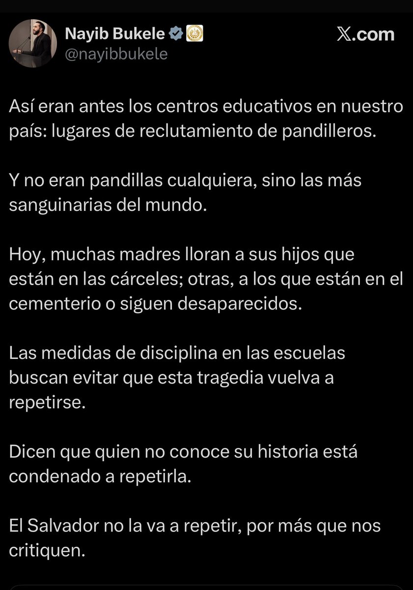 _fermarti's tweet photo. A veces es bastante evidente que Bukele carece de formación en ciencias sociales. 

De haberla tenido, quizás entendería mejor las raíces que dieron origen a las pandillas y, en general, a muchas expresiones de violencia en Latinoamérica.

Los jóvenes no se unieron a las pandillas por llevar el cabello largo, no decir “por favor” y “gracias” o por usar camisas arrugadas. El fenómeno tiene raíces mucho más profundas, que realmente acciones como esas no cambian la situación en absolutamente nada. 

Una parte responde al abandono dentro del hogar. Las figuras de responsabilidad en la familia son quienes realmente transmiten valores. Las escuelas, por más que se intente, nunca podrán reemplazar el impacto de la presencia paterna y materna en la formación de niños y adolescentes. Escuelas para padres en el sistema educativo sería una gran solución para esta parte del problema.

La otra parte del fenómeno surge del sentimiento de exclusión social. Niños sin oportunidades ni redes de apoyo crecieron en ambientes de carencia y hallaron en las pandillas un sentido de pertenencia, de realización y de aspiración.

Mientras las escuelas no asuman un rol más amplio —ofreciendo actividades extracurriculares en arte, deportes, computación, inteligencia artificial y oficios varios— los jóvenes seguirán sin alternativas reales para proyectar un futuro distinto. También para este fin cumpliría un rol fundamental una reforma total en la curricula educativa, adaptándola a los métodos más modernos de enseñanza que en lugar de frustrarles, les despiertan su curiosidad y pasión. 

Hoy la mayoría de jóvenes crece con la percepción de que solo existen dos salidas para su situación de carencia: convertirse en políticos o emigrar a Estados Unidos. Esa falta de horizontes, sumada a la ausencia de un acompañamiento psicológico integral en el sistema educativo, condena al país a reproducir la exclusión y a mantener un tejido social roto. La consecuencia inevitable es que la violencia mute hacia una nueva forma.

Tal vez ya no en las pandillas como las conocimos, pero sí en otras expresiones que volverán a florecer porque el gobierno insiste en atacar los síntomas, no las causas.