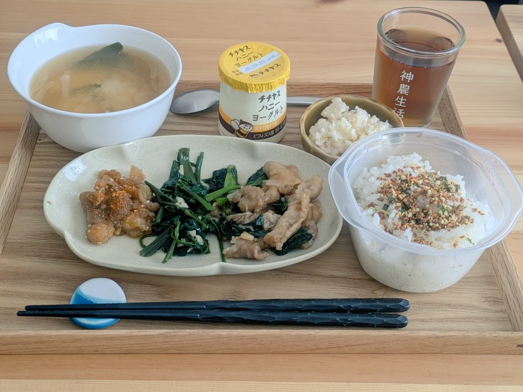 今日のおひるごはん🍚
朝からお散歩して汗だくになって、シャワーでスッキリした後にお腹いっぱいでとても眠い😪
午後からは軽率に見始めたペーパーハウスを観ます🎭
（5話だけだと思ったらシーズン5の見間違いでとんでも長いものに手を出してしまった感が否めない…笑）