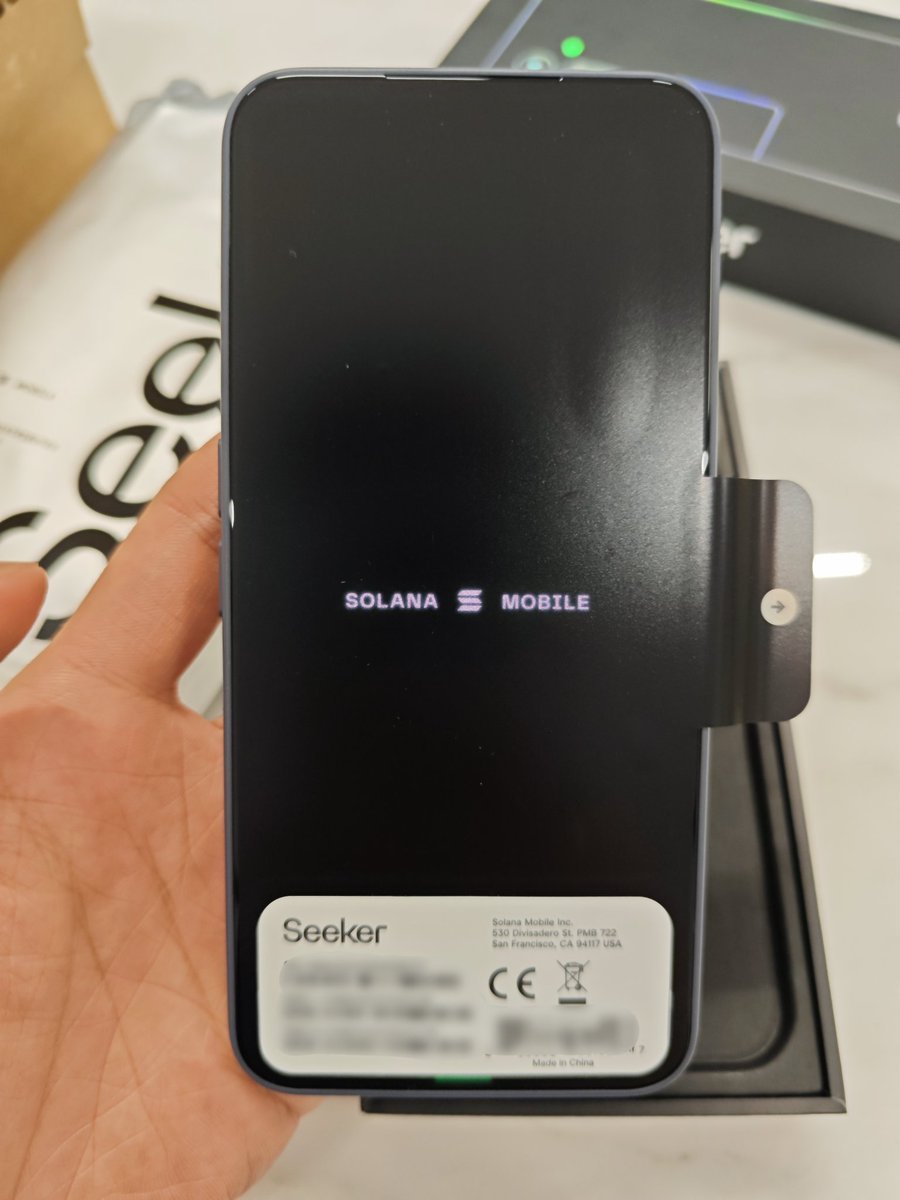 早上收到了Seeker手机
之前发邮件退款失败就填地址收货了，反正也几乎白嫖的
就是这手机是不是买不到配件😂我发现它连屏幕膜都没有