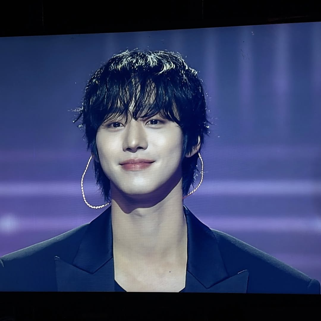 hyoseow's tweet photo. Every moment hits different. Laughs, music, and energy that keeps me wide awake. nothing better than soaking it all in at the show. https://t.co/UtjSbv12Q6