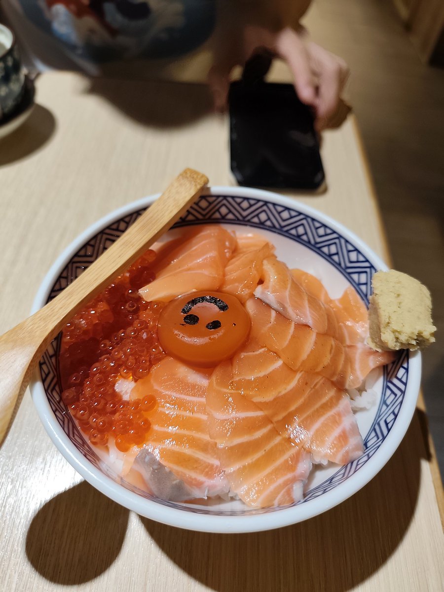 現在好像變成月更的美食頻道（？
分別是西門瞞著爹的鮭魚親子丼+蝶魚鰭邊肉（炙燒）
師大商圈裡面好呷拉麵的柚子胡椒豚骨拉麵
新光三越南西店璽品鑫咖哩的起司雞腿排配歐姆蛋咖哩
最後是歐買尬海鮮的鮭魚親子丼