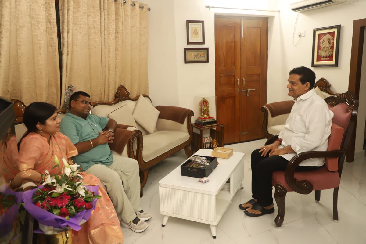 rajbalabjpmla's tweet image. लखनऊ में नगर विकास एवं ऊर्जा मंत्री मा. @aksharmaBharat जी से शिष्टाचार भेंट कर मार्गदर्शन प्राप्त किया ।

इस अवसर पर मा. मंत्री जी से मिलक - शाहबाद विधानसभा क्षेत्र के विकास हेतु महत्वपूर्ण विषयों पर चर्चा की ।

#mlarajbalasingh #MYogiAdityanath #bjp4up #bjp4ind